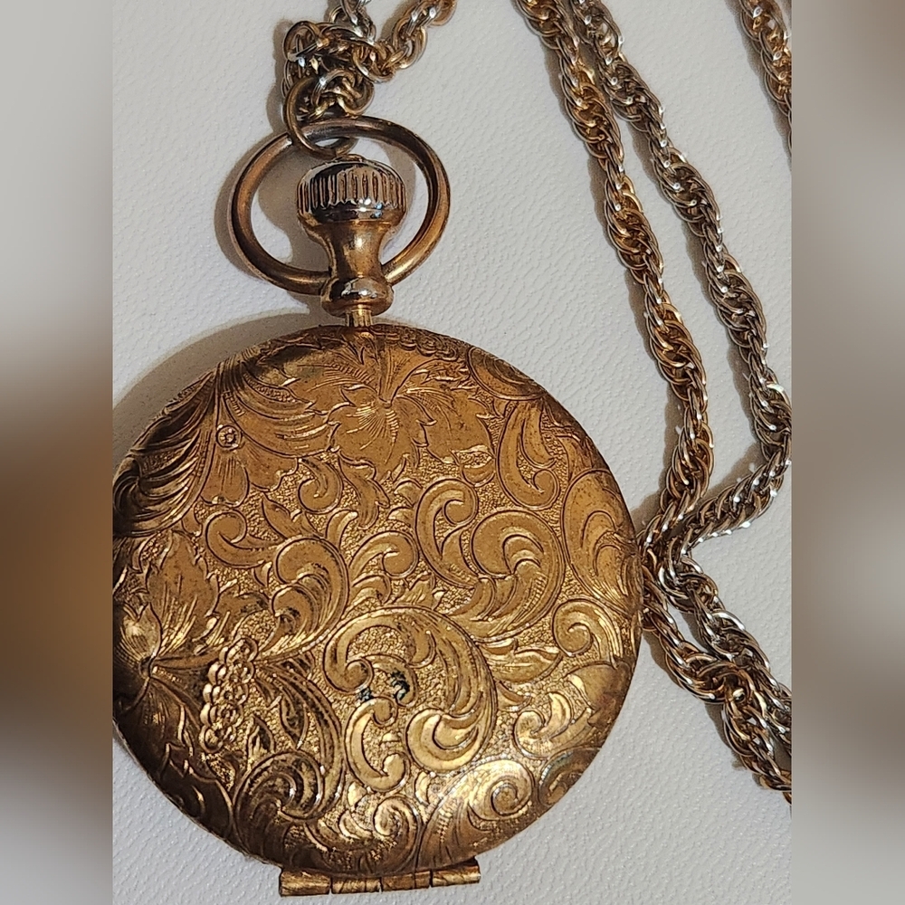 Estee Lauder Vintage Lucidity Compact Necklace - Picture 4 of 16